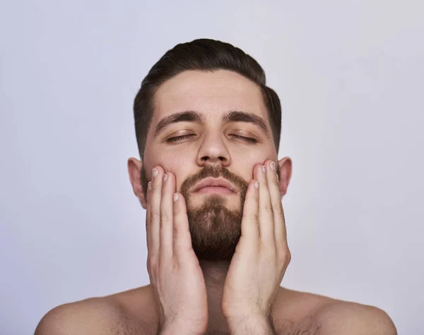 Retrato Del Hombre Guapo Tocándose Cara Sobre Fondo Blanco — Foto de Stock