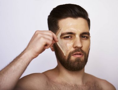 Closeup gencin gri arka plan üzerinde yüz nemlendirici maske ile görüntü güzellik