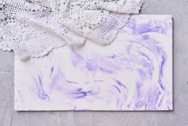 Beton arka plan üzerinde metniniz için soyut mor kart ile yer. Üstten Görünüm