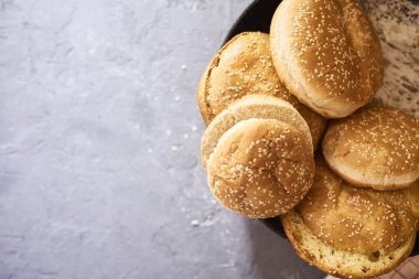 Beton zemin üzerine Burger için taze çörek.