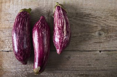 Ahşap rustik zemin üzerine taze sağlıklı patlıcan