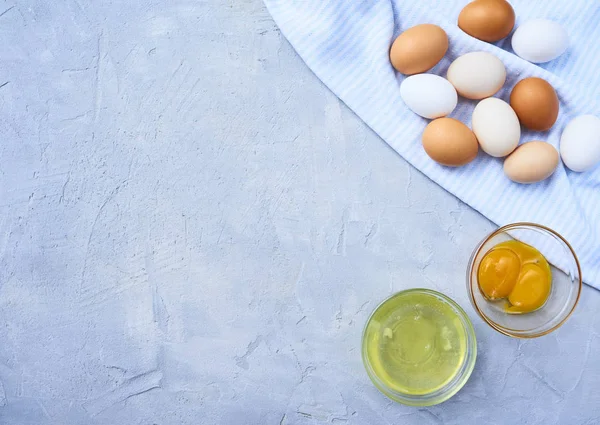 Separated Eggs White Yolks Glass Bowls Fresh Raw Chicken Eggs — Stock Photo, Image