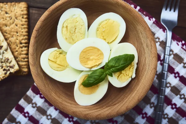 Sabrosos Huevos Hervidos Con Hojas Albahaca Fresca Tazón Madera Sobre —  Fotos de Stock