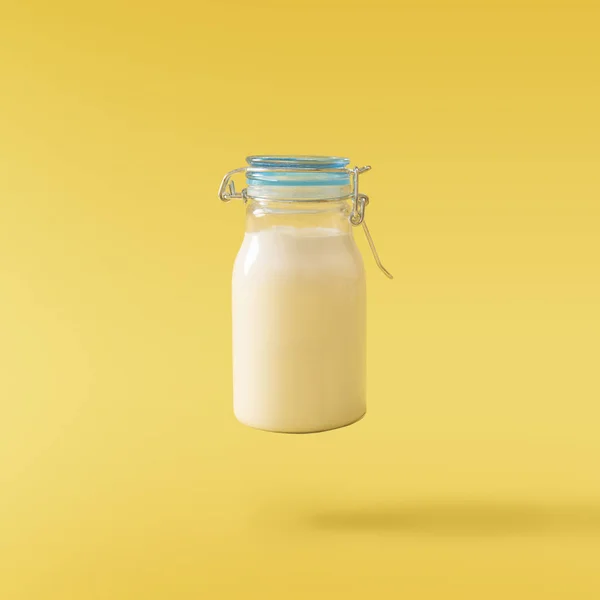 Butelka Mlekiem Lub Jogurtem Unosi Się Powietrzu Żółtym Tle Makieta — Zdjęcie stockowe