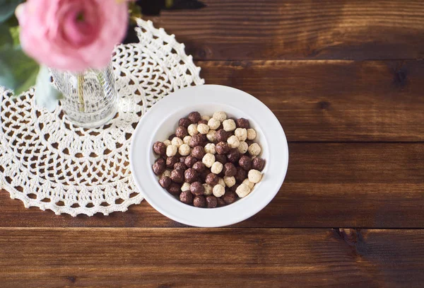 Céréales Chocolat Dans Bol Blanc Fleurs Dans Vase Sur Fond — Photo