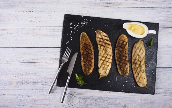 Gegrilde Geglazuurde Aubergines Zwarte Leisteen Plaat Met Mes Vork Saus — Stockfoto