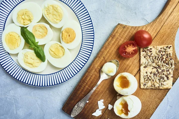 Sabrosos Huevos Hervidos Con Hojas Albahaca Fresca Tazón Madera Sobre — Foto de Stock