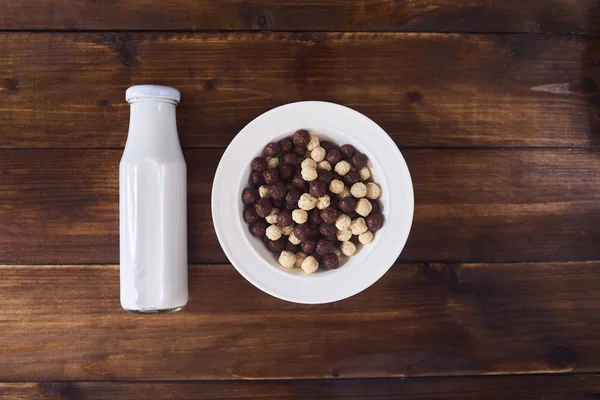 Cereales Chocolate Tazón Blanco Botella Con Leche Sobre Fondo Madera — Foto de Stock