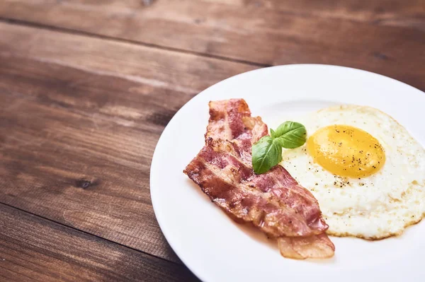 Tasty Fried Egg Bacon Fresh Basil Leaves White Plate Dark — Stock Photo, Image