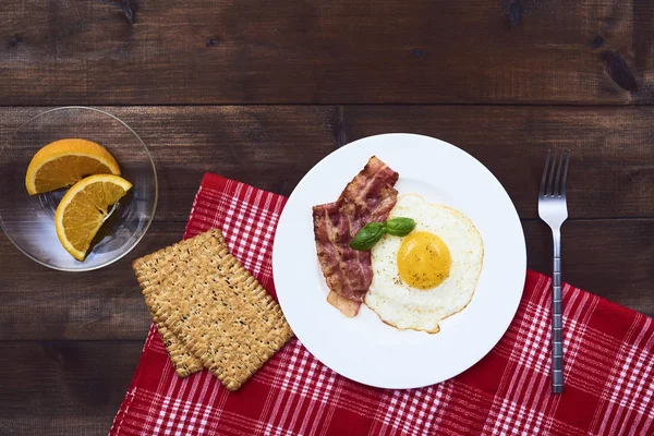 Sabroso Huevo Frito Con Tocino Hojas Albahaca Fresca Plato Blanco —  Fotos de Stock