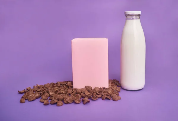 Płatki Czekoladowe Butelkę Mleka Różowe Pudełko Fioletowym Tle — Zdjęcie stockowe
