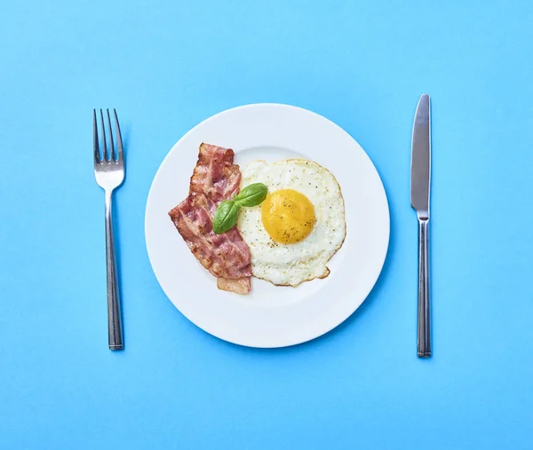 Ovo Frito Saboroso Com Bacon Folhas Manjericão Fresco Placa Branca — Fotografia de Stock