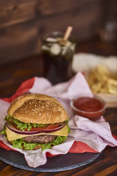 Čerstvé Chutné Burger Prkénku Hranolky Kečup Cola Sklo Dřevěné Pozadí — Stock fotografie
