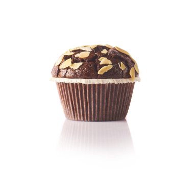 Beyaz arka planda izole edilmiş çikolatalı kek.