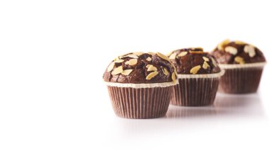 Üç lezzetli çikolata muffins beyaz arka plan üzerinde izole