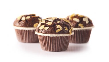 Üç lezzetli çikolata muffins beyaz arka plan üzerinde izole