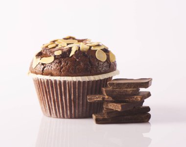 Beyaz arka planda izole edilmiş çikolatalı kek.