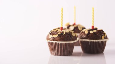 Beyaz arka plan üzerinde izole doğum günü mumlarımı ile üç lezzetli çikolatalı kek