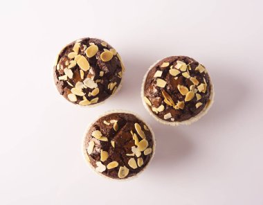 Üç lezzetli çikolata muffins beyaz arka plan üzerinde izole