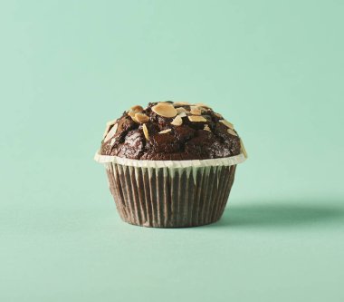 Turkuaz arka plan üzerinde lezzetli çikolatalı kek. En az kavramı