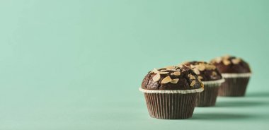 Turkuaz arka plan üzerinde üç lezzetli çikolatalı kek. En az kavramı