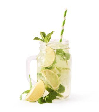 Mojito kokteyl limon ve nane Cam Kavanoz izole üzerinde beyaz arka plan
