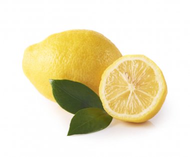 Taze sarı limon ve beyaz arka plan üzerinde izole yeşil yaprakları