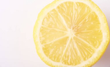 Beyaz arka plan üzerinde izole taze sarı limon dilimi