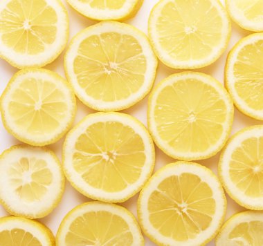 Beyaz arka plan, metin için yer ile izole taze sarı limon dilimleri