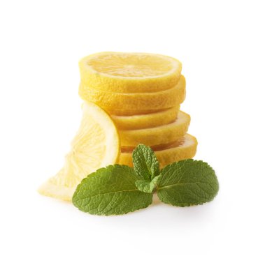 Taze sarı limon dilimleri ile beyaz arka plan üzerinde izole nane