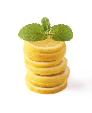 Taze sarı limon dilimleri ile beyaz arka plan üzerinde izole nane