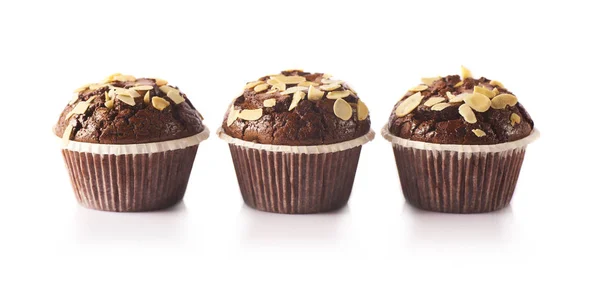 Tři Lahodné Čokoládové Muffiny Izolovaných Bílém Pozadí — Stock fotografie