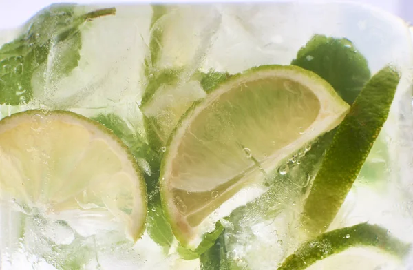 Vista Vicino Del Cocktail Mojito Con Lime Menta — Foto Stock