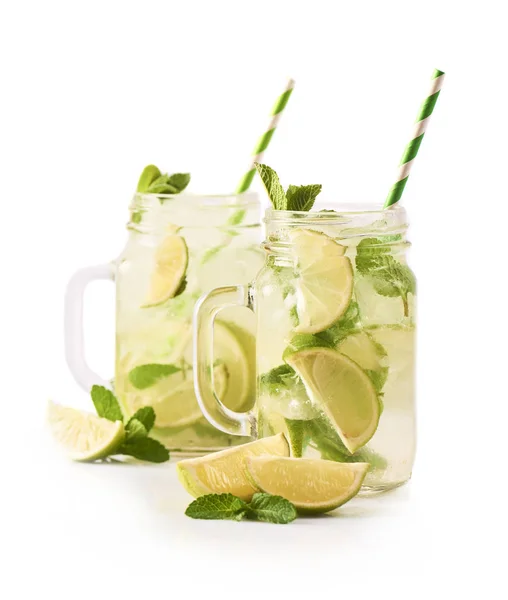 Cóctel Mojito Con Limas Menta Frascos Vidrio Aislados Sobre Fondo —  Fotos de Stock