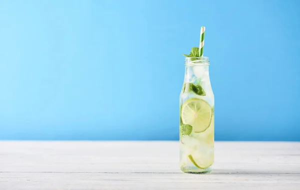 Mojito Cocktail Mit Limetten Und Minze Glasflasche Auf Weißem Holztisch — Stockfoto