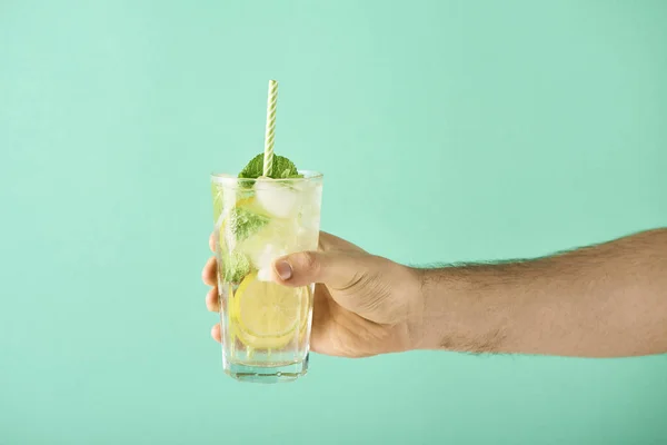 Mojito Cocktail Med Lime Och Mynta Highballglas Mannens Hand Turkos — Stockfoto