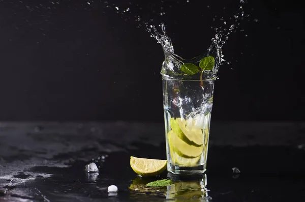 Mojito Cocktail Πιτσιλιές Ποτήρι Ουίσκι Διαλελυμένο Σκούρο Φόντο Πέτρα Χώρο — Φωτογραφία Αρχείου