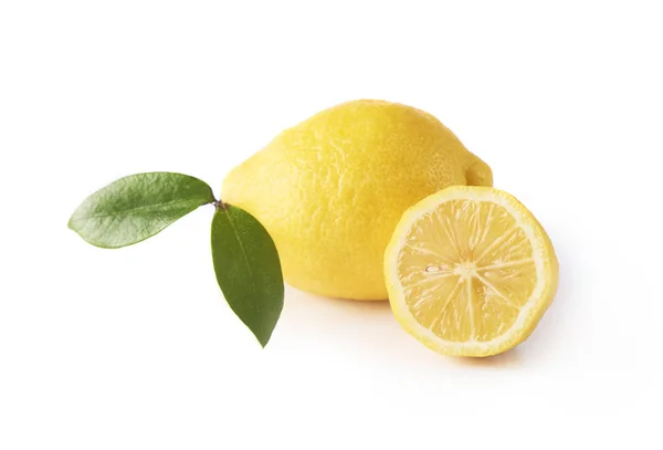 Frische Gelbe Zitronen Und Grüne Blätter Isoliert Auf Weißem Hintergrund — Stockfoto