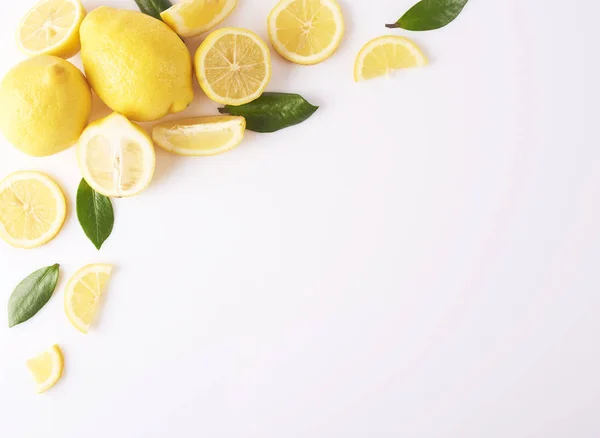 Pile Citrons Jaunes Frais Feuilles Vertes Isolées Sur Fond Blanc — Photo