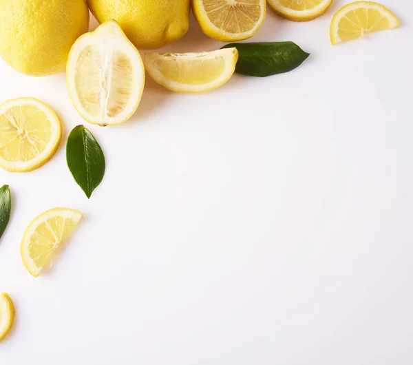 Pile Citrons Jaunes Frais Feuilles Vertes Isolées Sur Fond Blanc — Photo