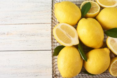 Metin için yer Beyaz ahşap zemin üzerine taze sarı limon