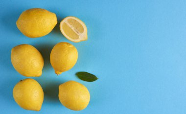 Üzerinde mavi arka plan, metin için yer ile taze sarı limon