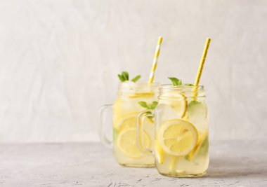 Mason Cam Kavanoz beyaz beton zemin üzerine taze lezzetli limonata