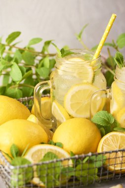 Beyaz beton zemin üzerine taze lezzetli limonata mason kavanozların içinde yakın çekim görünümü