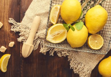 Limonata maddeler limonata rustik ahşap masa hazırlama