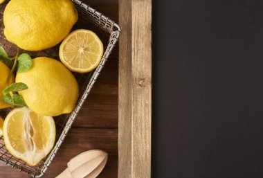 Limonata hazırlanıyor. Rustik ahşap masa limonata için malzemeler. Siyah tahta yazma metin için yer