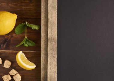 Limonata hazırlanıyor. Rustik ahşap masa limonata için malzemeler. Siyah tahta yazma metin için yer