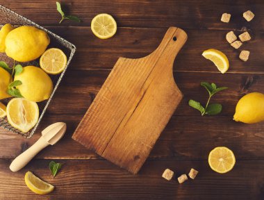 Limonata hazırlanıyor. Rustik ahşap masa limonata için malzemeler