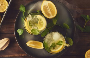 Limonata hazırlanıyor. Rustik ahşap masa limonata için malzemeler