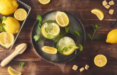 Limonata hazırlanıyor. Rustik ahşap masa limonata için malzemeler